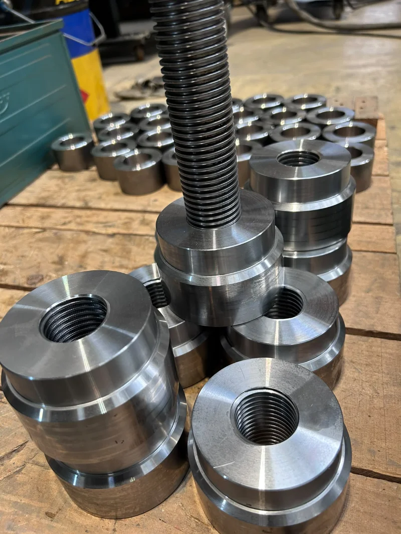 CNC milling machine working on metal workpiece machining acciaio-alluminio-ferro