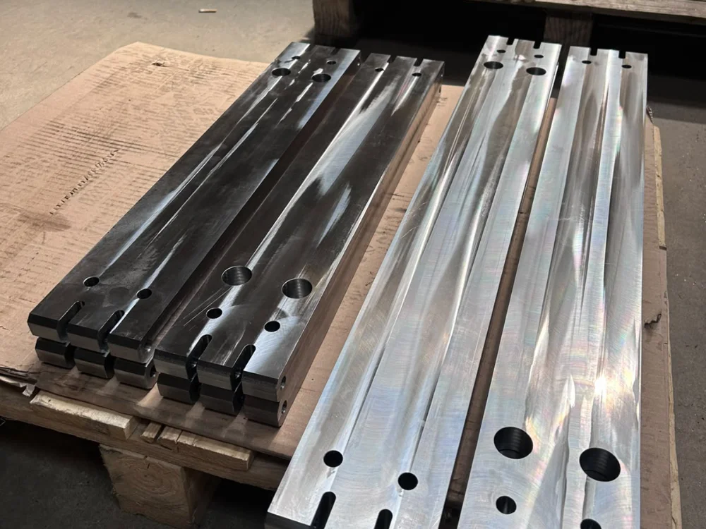 Precision Machinery in Operation with Close-up on CNC Equipment and Metal Components in Industrial Environment componenti-per-oleodinamica-impiantistica