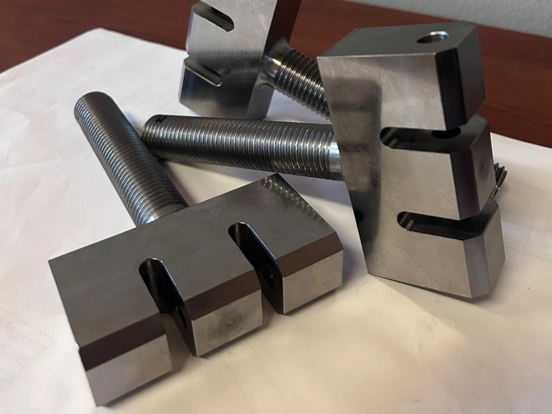Precision Machinery in Operation with Close-up on CNC Equipment and Metal Components in Industrial Environment foratura-materie-plastiche