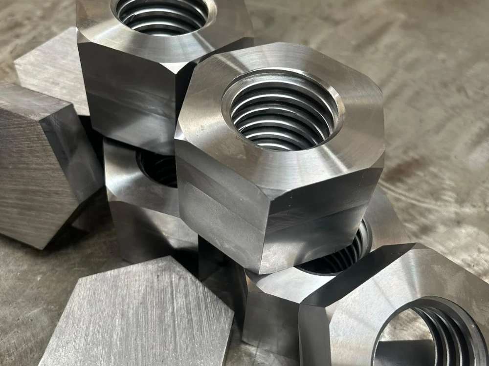 CNC milling machine working on metal workpiece machining particolari-meccanici-metalli