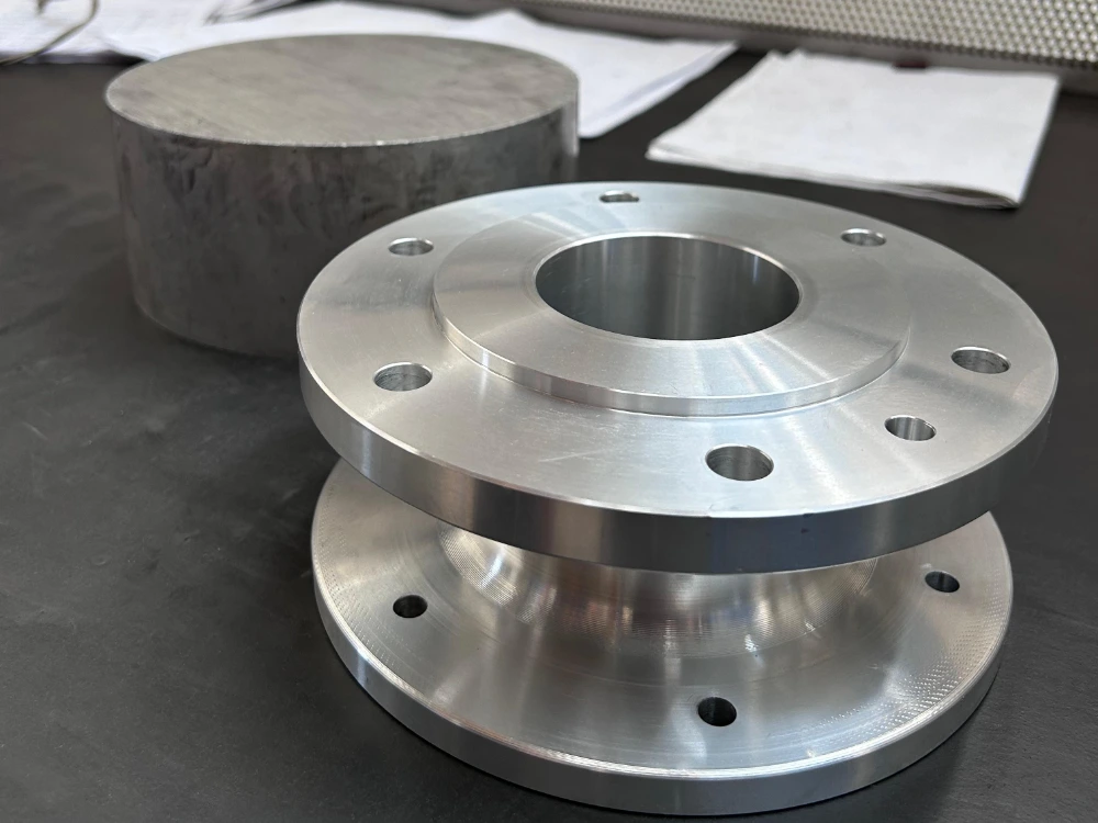 Precision Machinery in Operation with Close-up on CNC Equipment and Metal Components in Industrial Environment produzione-componenti-materie-plastiche