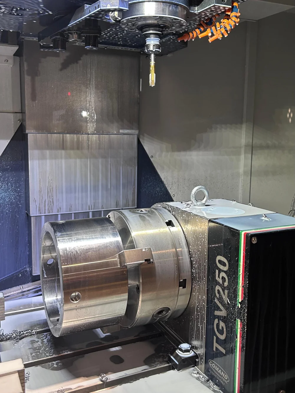 CNC milling machine working on metal workpiece machining servizio-conto-terzi